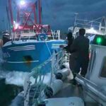 Dutzende Schiffe liefern sich einen Kampf auf dem Wasser: es wird mit Feuerwerkskörpern geschossen, Boote rammten sich gegenseitig.Französische und englische Muschelfischer streiten sich um Fanggebiet - Digital concept art for illustrative purpose, tags: französische - Monok